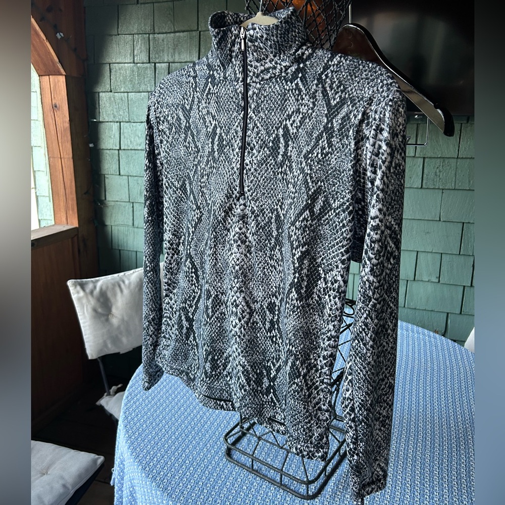 NILS Monochrome snakeskin Patterned base layer top with 1/4 zip. Size small. - Picture 4 of 8